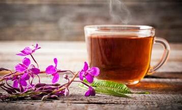 Infusión de té de sauce un remedio popular para el tratamiento y prevención de la prostatitis. 