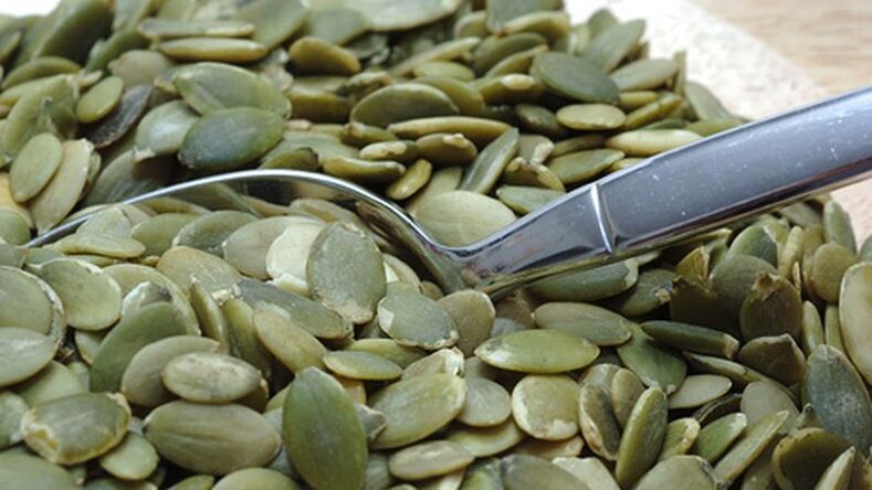 Los remedios para la prostatitis se preparan a partir de semillas de calabaza peladas y secas. 