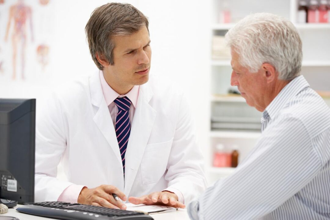 El médico prescribe medicamentos para la prostatitis al paciente.