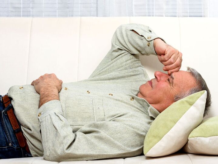 Un hombre enfrenta complicaciones de prostatitis.